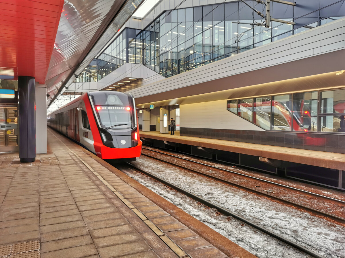 Утро началось с размытивизма. Вот электропоезд ЭГ2Тв-017 "Ласточка" на МЦД2 на МЦД Марьина Роща уезжает в сторону Подольска.