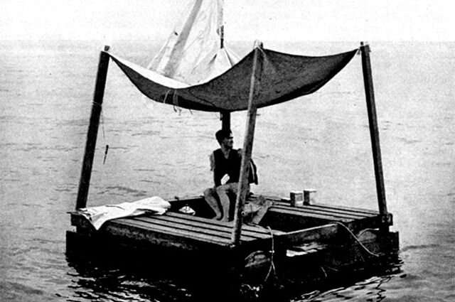 Пун Лим сфотографировался на аналогичном корабельном плоту спустя уже несколько лет после того уникального путешествия