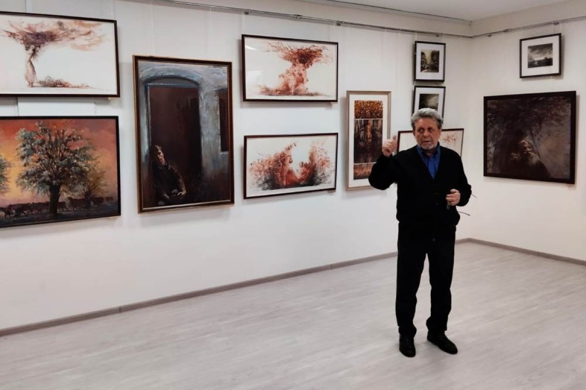    21 работа уроженца Стародубского теперь украшает зал местного ДК.