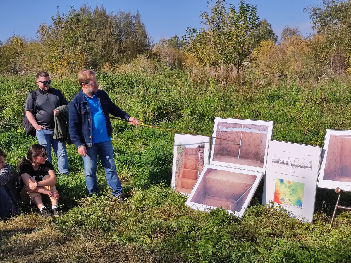 Стенды с фотографиями раскопок Сунгиря 2014 г. на Сунгирской стоянке. Выездная сессия на Всероссийской научной конференции «Ранний верхний палеолит Европы и сопредельных территорий: взгляд из Сунгиря», посвященной 120-летию со дня рождения Отто Николаевича Бадера
