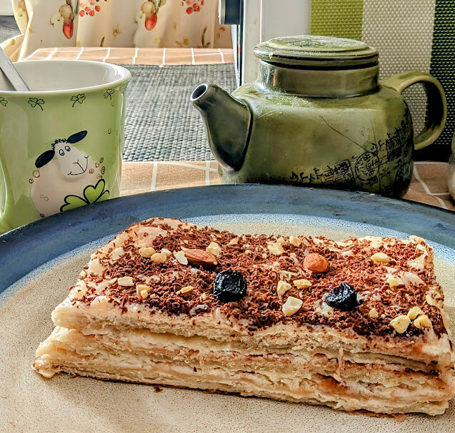 Кусочек ленивого торта из слоеного теста. Фото автора