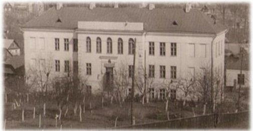 Новогрудская гимназия, основанная в 1919 г. Источник: https://planetabelarus.by/upload/medialibrary/84b/84b827e846f5e4c816186a766daab84b.jpg