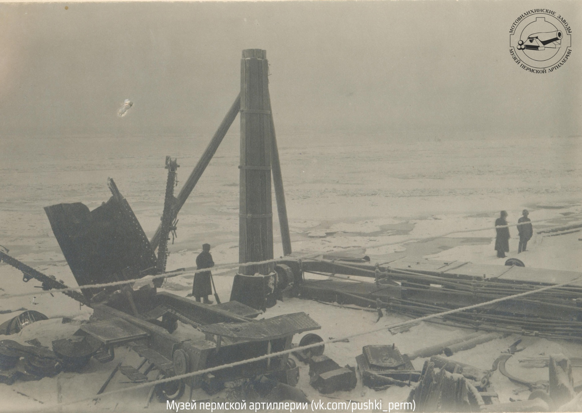 Вид сзади и справа на разрушенный взрывом лафет Дурляхера. Справа хорошо виден столб с подпорками и эстакада. На земле валяются фрагменты лафета и затвора орудия, тело орудия под береговым обрывом.