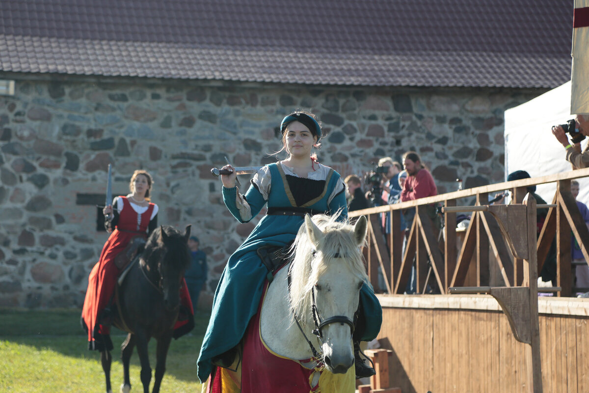 Это я на фестивале «Русская крепость» в Ленобласти на кобыле по кличке Мадейра. В лагере её ласково называли Машей. Фото: Дмитрий Макаренко