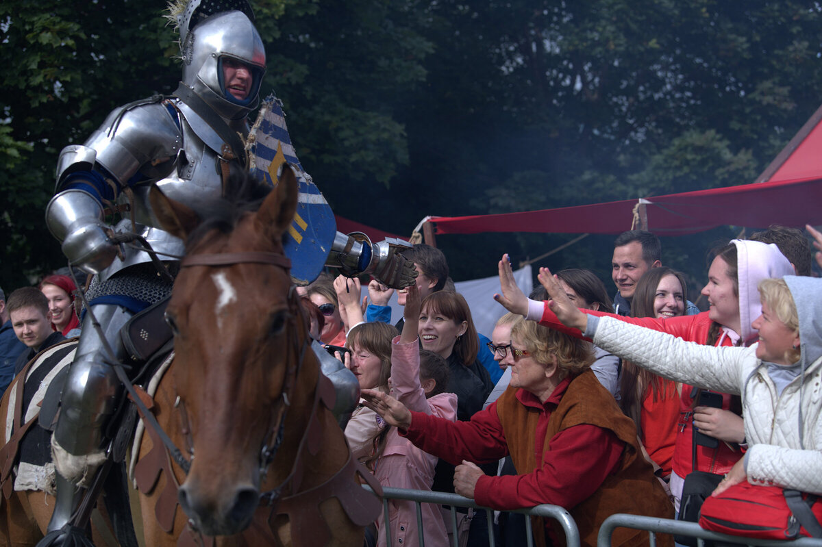 Реконструкторы всегда готовы с радостью пообщаться со зрителями — как в свободное время, так и во время сражений. Фото: Дмитрий Макаренко