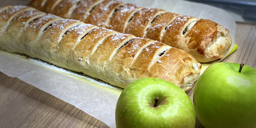Штрудель с яблоками из готового слоеного теста | Простой и быстрый рецепт