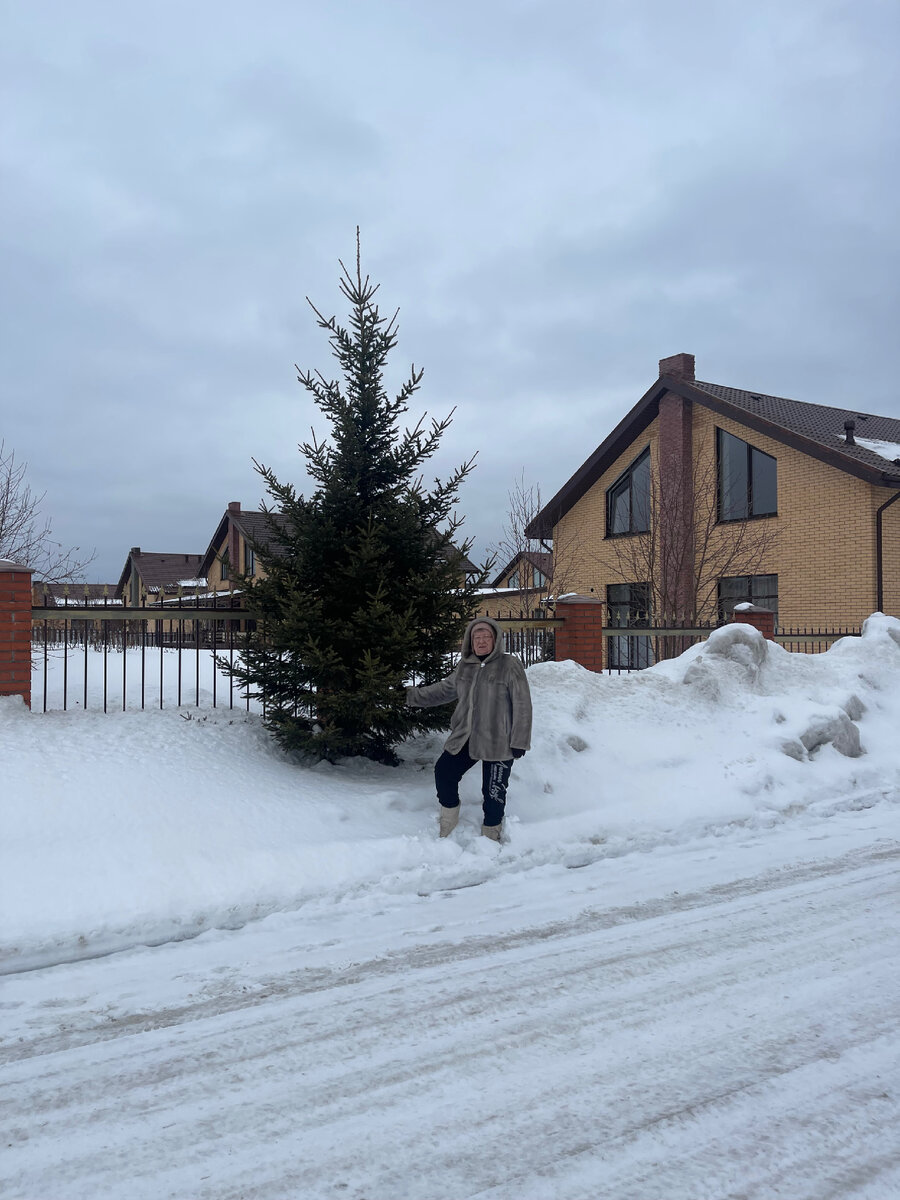 Снег еще кругом лежит.