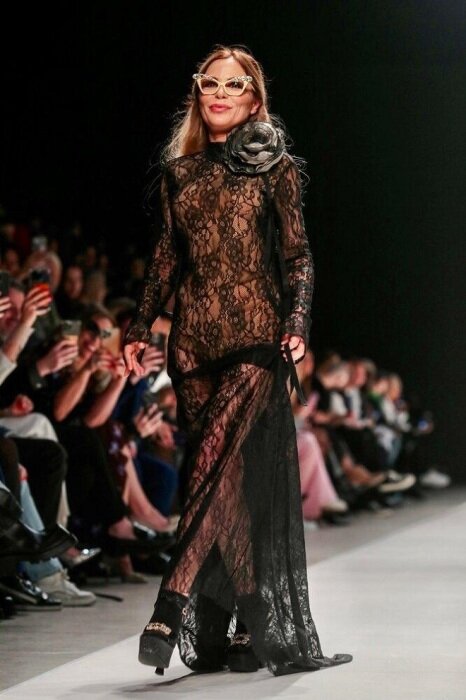  Найке демонстрирует псевдоголый наряд. /Фото: starhit.ru