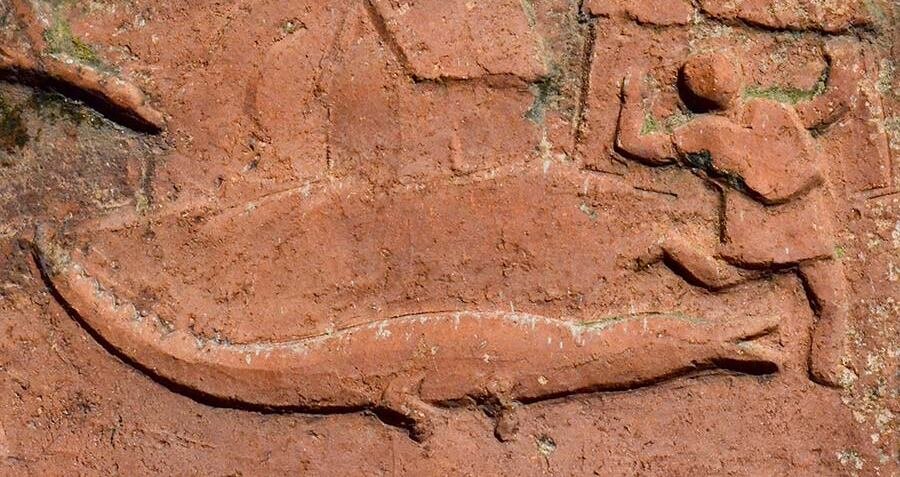Барельф на стене ограды дворцового комплекса Рува (1860 е годы) в окрестностях Антананаривы (Мадагаскар) с изображением нападения нильского крокодила на человека около его хижины