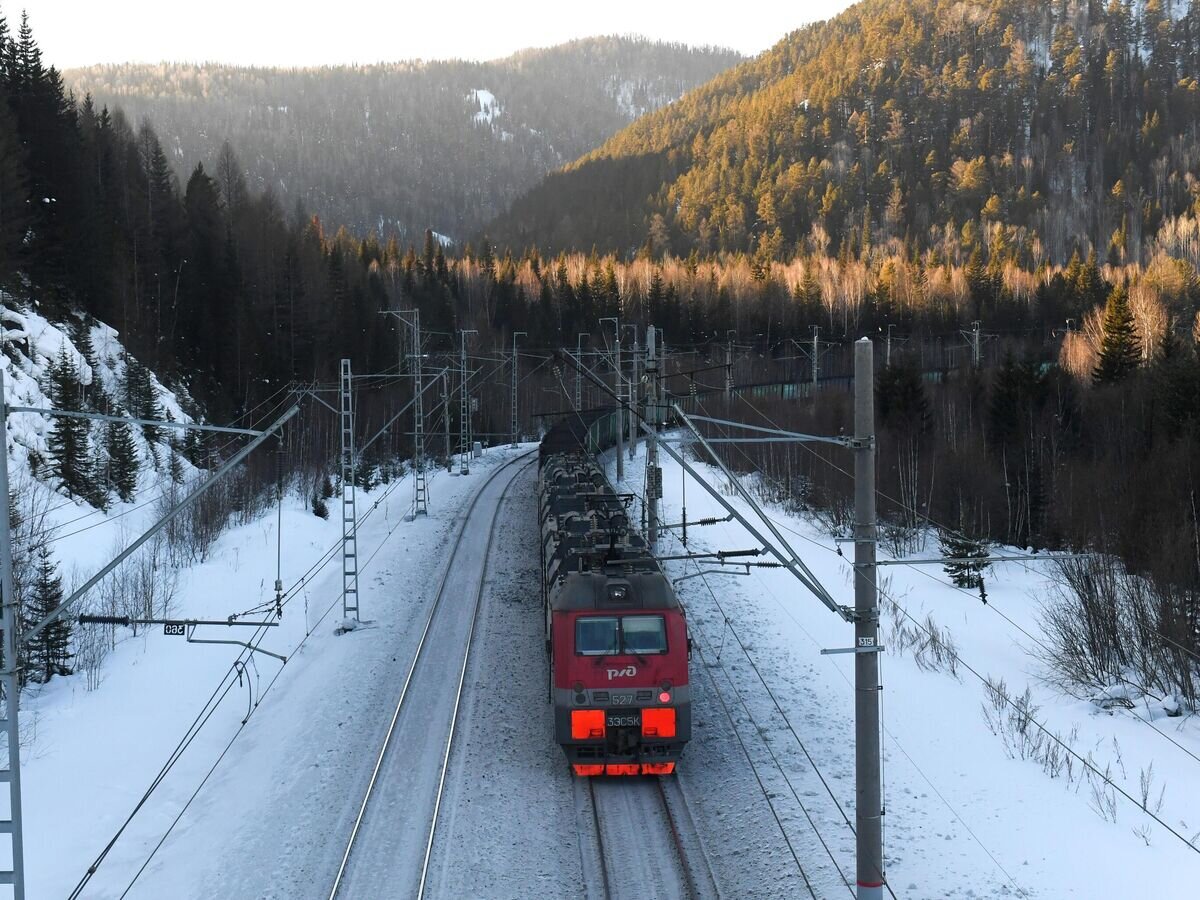    Поезда на Транссибирской железнодорожной магистрали в Хакасии© РИА Новости / Илья Наймушин