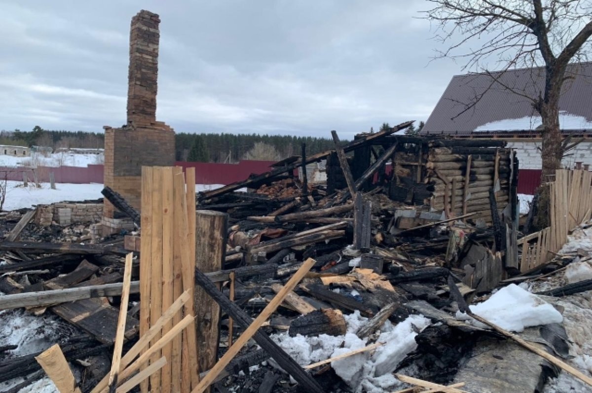    В Тверской области полностью сгорел деревянный дом, один человек погиб