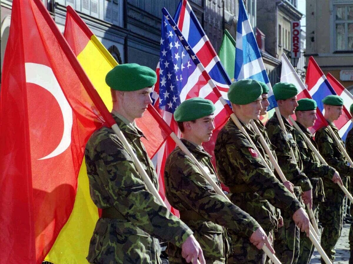    Чешские солдаты с флагами стран-членов НАТО во время военного парада в Либереце. 12 марта 1999 © AP Photo / CTK, Libor Zavoral