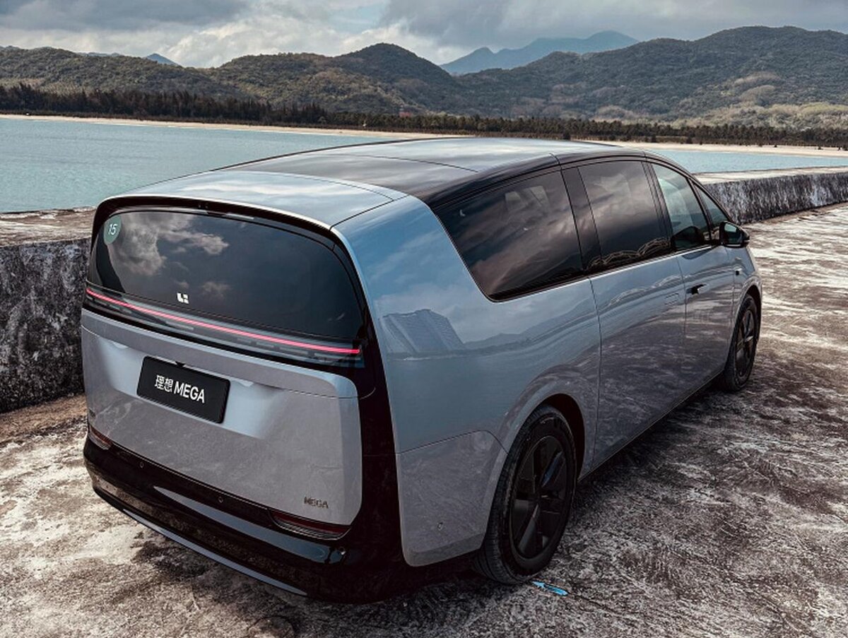 На фото: Электрический минивэн Mega от Li Auto