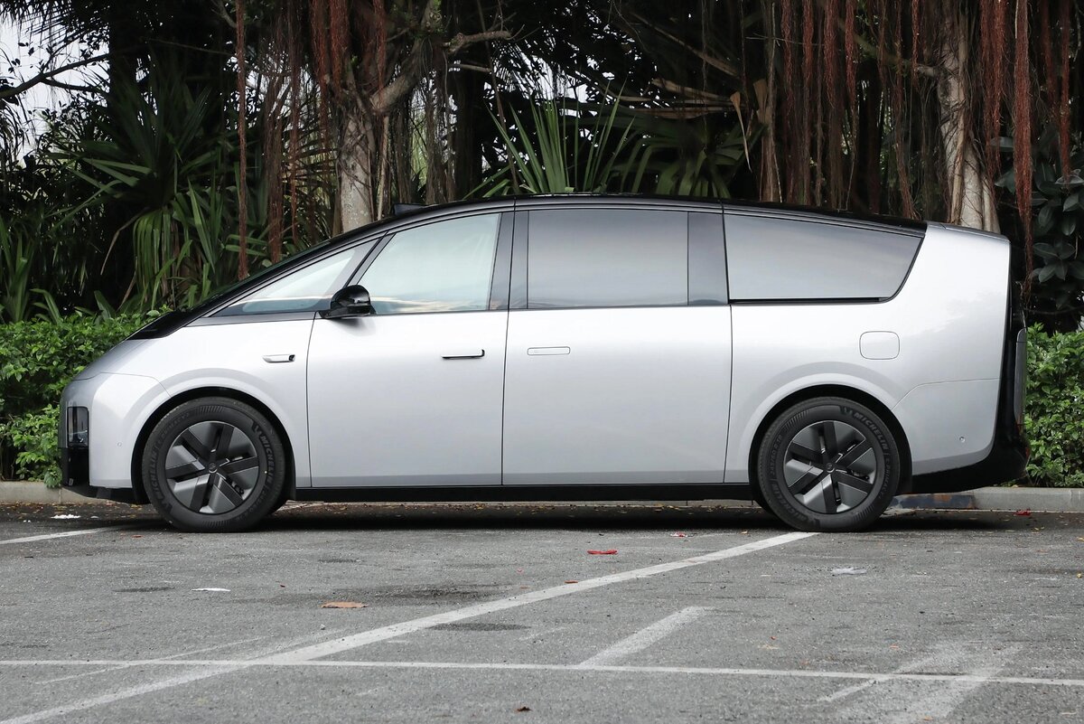 На фото: Электрический минивэн Li Mega