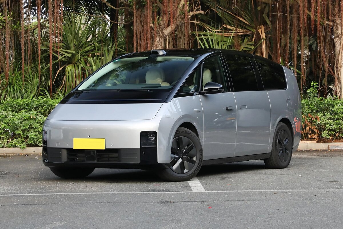 На фото: Электрический минивэн Li Mega
