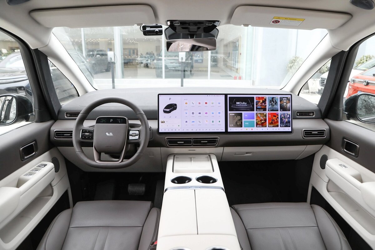 На фото: Салон электрического минивэна Li Mega