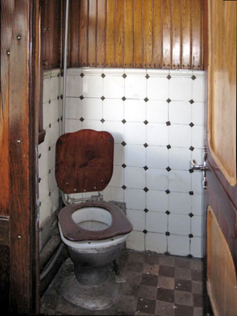 туалет в пассажирском вагоне в начале ХХ в.