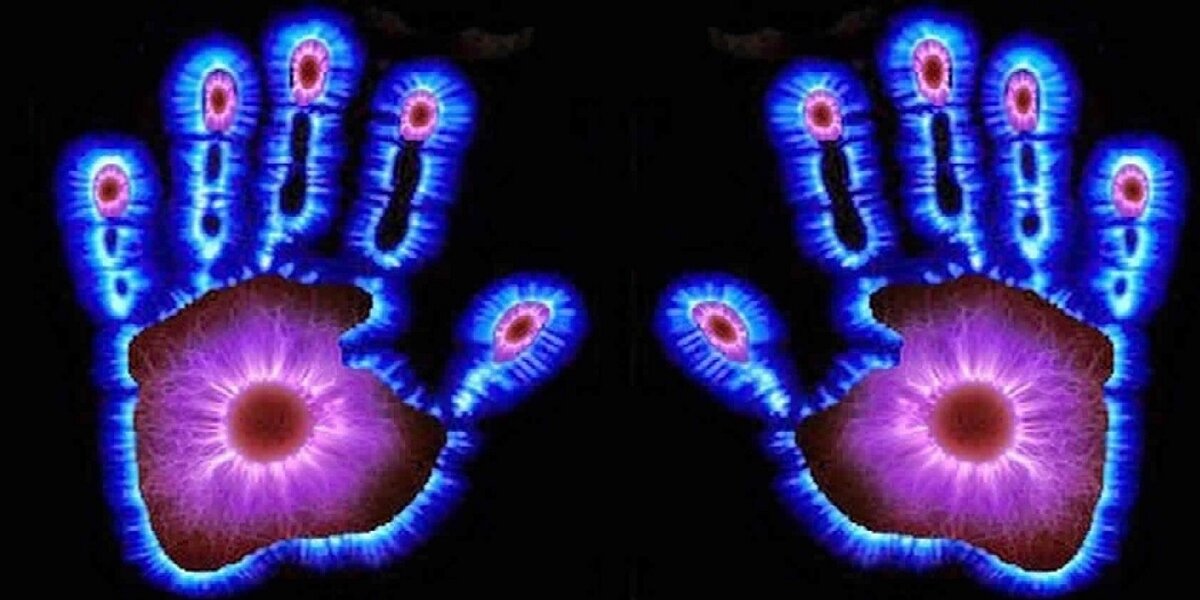 В  1939 году советские учёные, Семён и Валентина Кирлиан обнаружили эффект  излучения света руками человека при помещении его в высоковольтное  высокочастотное электромагнитное поле