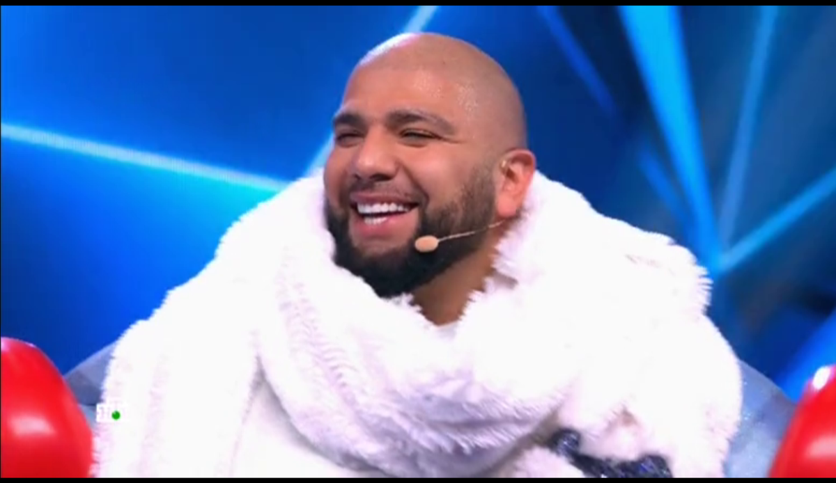 Маска cd constant delight 5 масел. Танцоры в масках. Черная золотая маска анонимуса. Маска 5 03 03 2024. Маска аниматроника фредди.