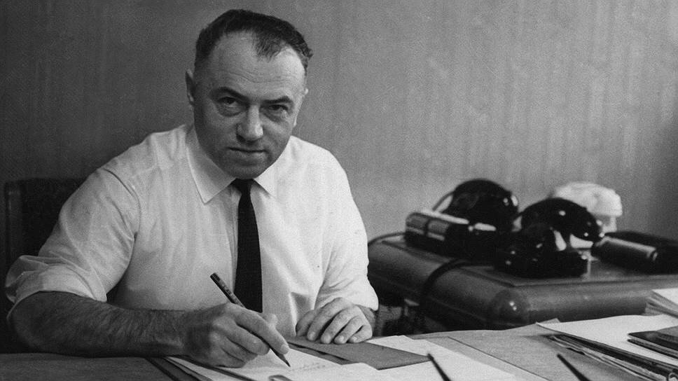 Фото: РГАКФД/Росинформ / Коммерсантъ📷Начальник Главлита Павел Романов строго следил за тем, чтобы все проблемы страны выглядели возникающими только кое-где и порой