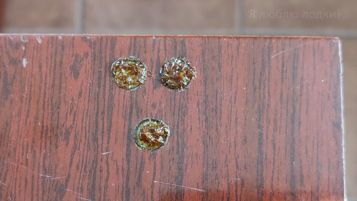 Щедро намазал отверстия эпоксидной смолой с загустителем (аэросилом) и вставил "грибки". Шляпки тоже залил этой шпатлевкой