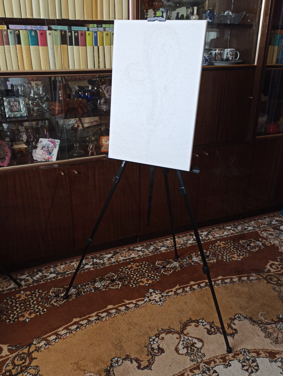 Максимальная высота 155 см, подняли пока что вот так, вроде удобно. Ещё плюс, что его можно сложить и поставить на стол.