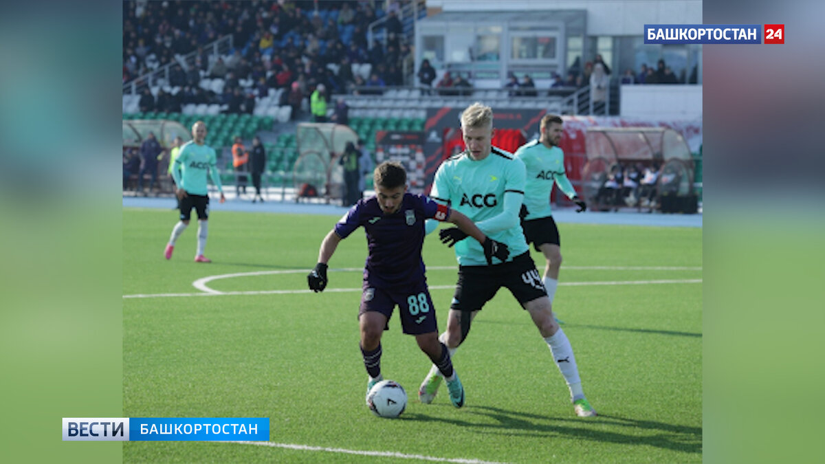    Матч между футбольными командами «Уфа» и «Чайка» завершился ничьей со счетом 2:2