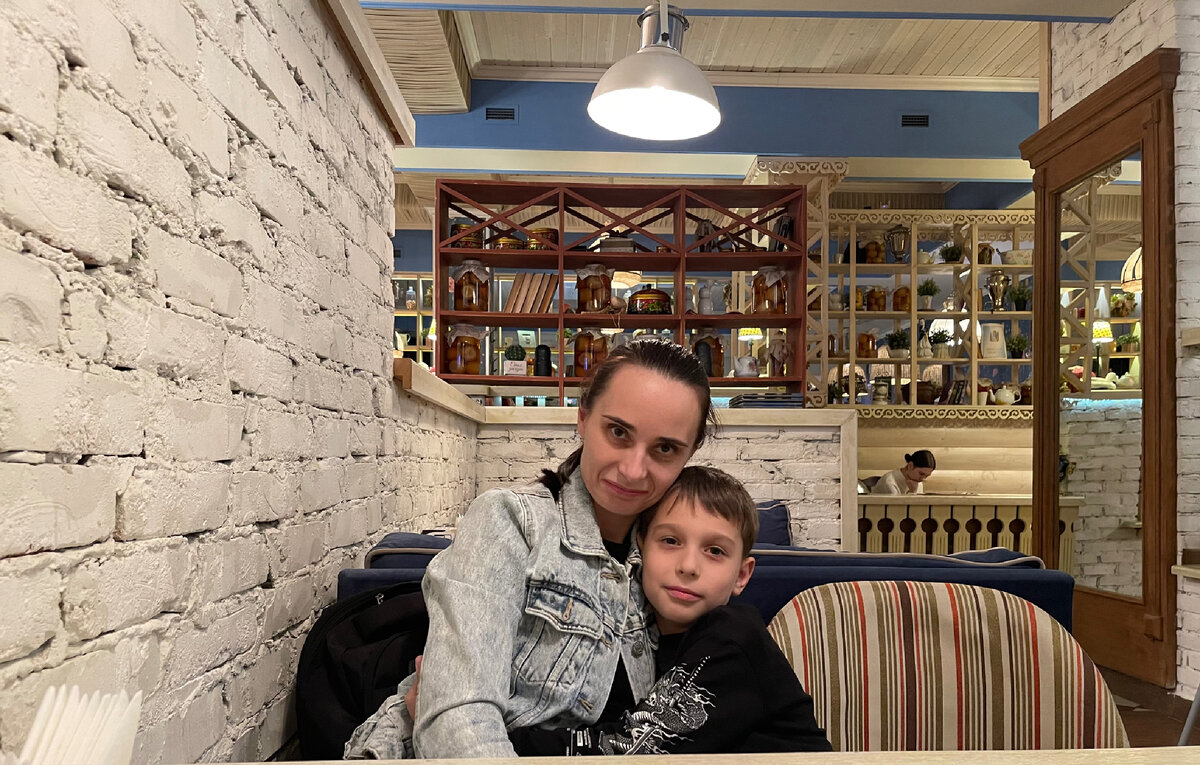 Уютное кафе «Бабка Тарахто» и мы довольные и счастливые. Фото из личного архива.