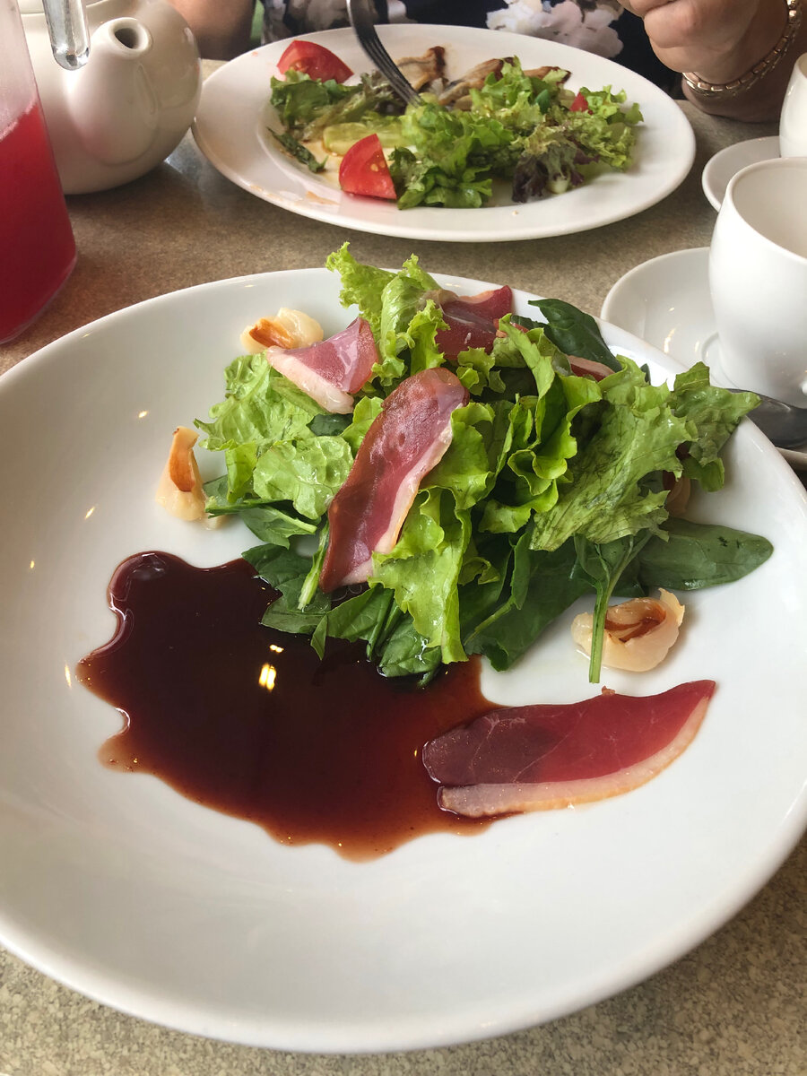 Салат с копченой уткой из "Найспрайскафе". Фото автора