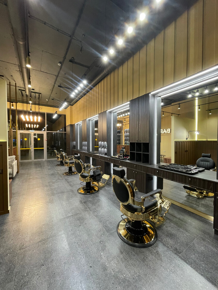 Рассказываю на личном опыте, а опыт я считаю в своей сфере у меня достаточный! Да, к стати меня зовут Максим Павленко и свой путь в отделки и вообще в строительстве начал с 2004 года сам выполнял практически все виды работ, с 2014 года попробовал себя в роли прораба и стало получаться и до 2018 года я просто против был дизайнеров и всего этих вещей и считал, что это просто выкидывание своего бюджета и просто не работал с дизайнерами тогда наверное ещё не пришёл к этому не подрос. Сейчас у нас на март 2024 года в работе 26 объектов и все по дизайну и работать без дизайна или минимум без технического проекта, мы сейчас не берёмся так как может быть печальный результат у клиента одно виденье у вас совсем другое. Но и с чертежами работать уже всем всё понятно где что будет по электрике, сантехники и меньше вопросов в процессе ремонта. Как правило дизайн заказывают люди которые очень заняты своими делами и им некогда тратить время на магазины , согласование со строителями вы не представляете сколько на это время уходит. Когда у вас готовый проект вы в реальности видите свою реализацию квартиры или дома , ну а дальше нужно не промахнуться со строителями но, а это уже в следующий раз поговорим. 