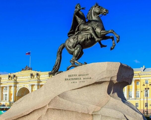 Медный всадник — памятник Петру I на Сенатской площади. Э. Фальконе