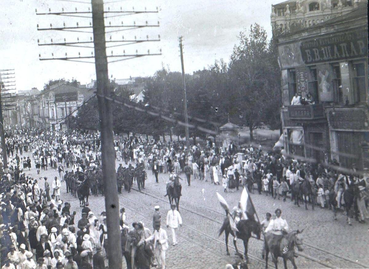 1919. Вступление Добровольческой армии в освобождённый Харьков. Архивное фото