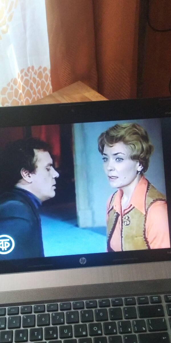 Вместо телевизора старый ноут. Мне ок