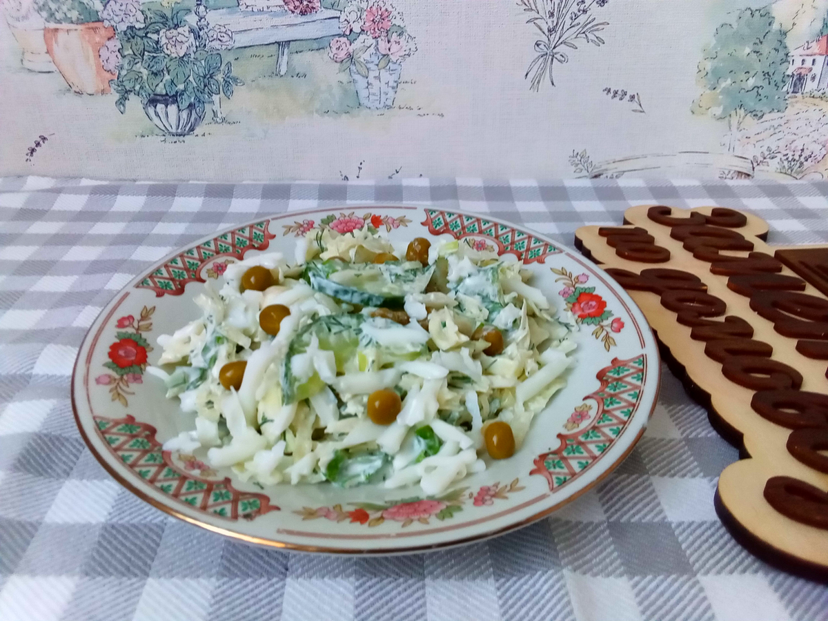 Весенний салат с капустой и огурцом. Фото от автора