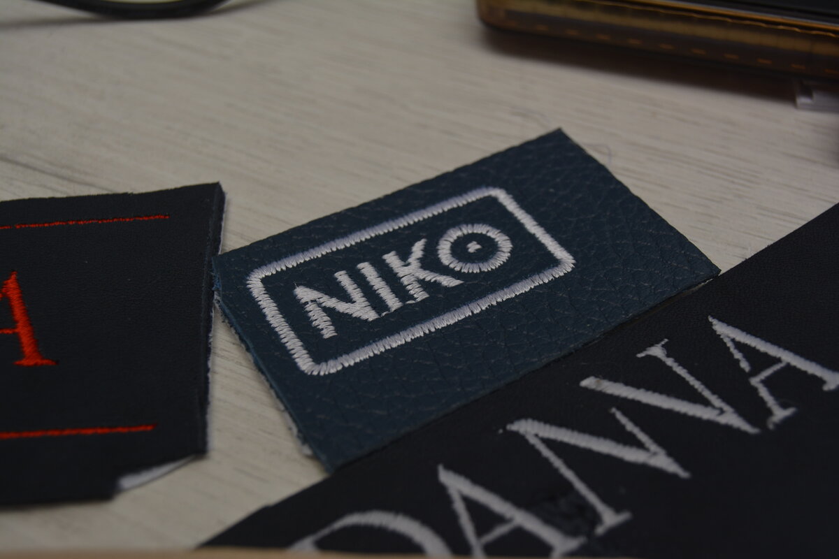 Пробы вышивки на коже, хлопке