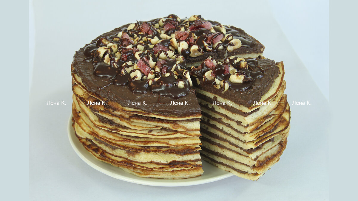 Блинный торт с шоколадным кремом и фундуком,фото из архива Лены К.