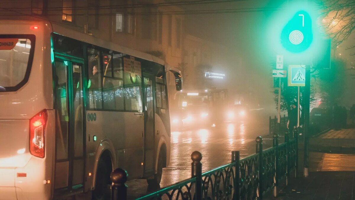     Прошлым летом мужчина с разбега выбил головой лобовое стекло автобусу.