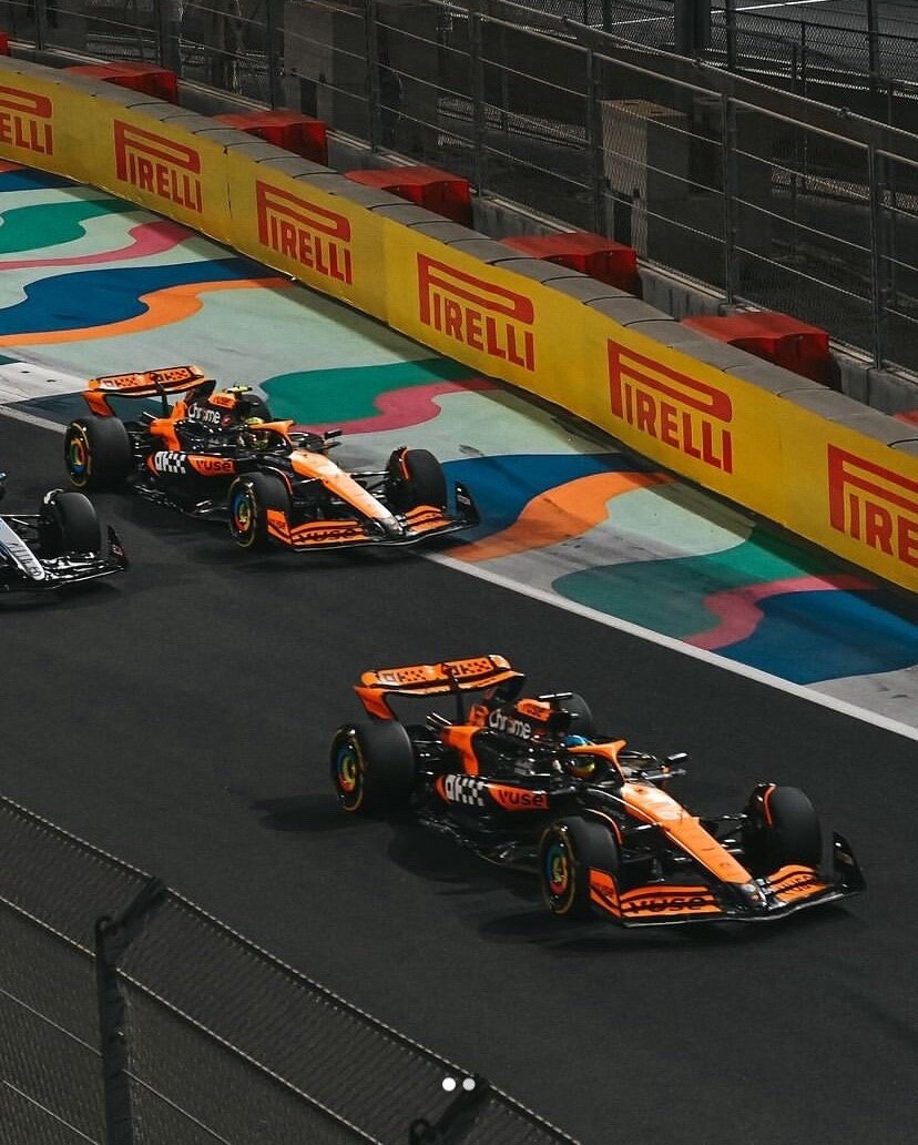 Пилоты McLaren на первом круге