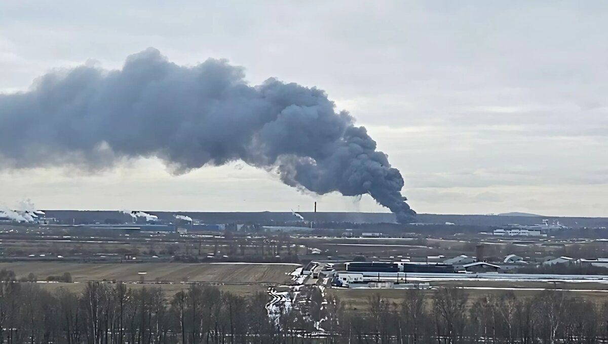     На Юго-Западе Санкт-Петербурга в стороне аэропорта «Пулково» разгорелся крупный пожар, дым от которого заметен с разных концов города.