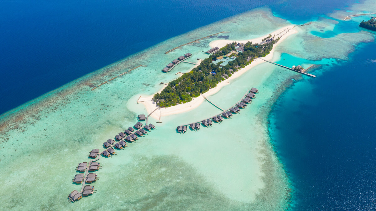 Размеры острова 1000 на 230 метров))) Все рядом)