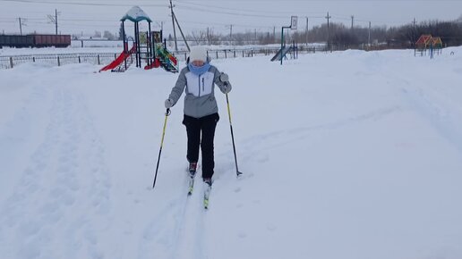 Катаемся с сестренкой на лыжах в утренний мороз.