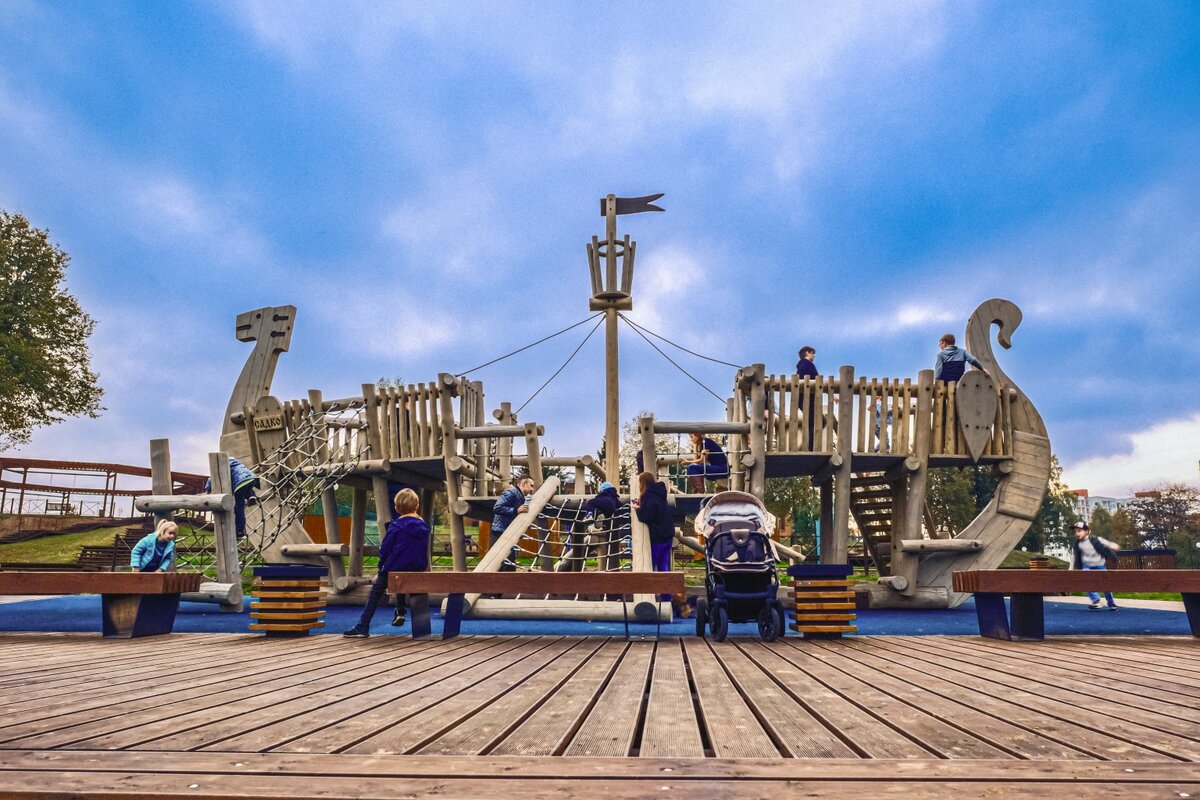 Детский игровой комплекс «Корабль Садко» летом 2023 г. - вид сбоку.