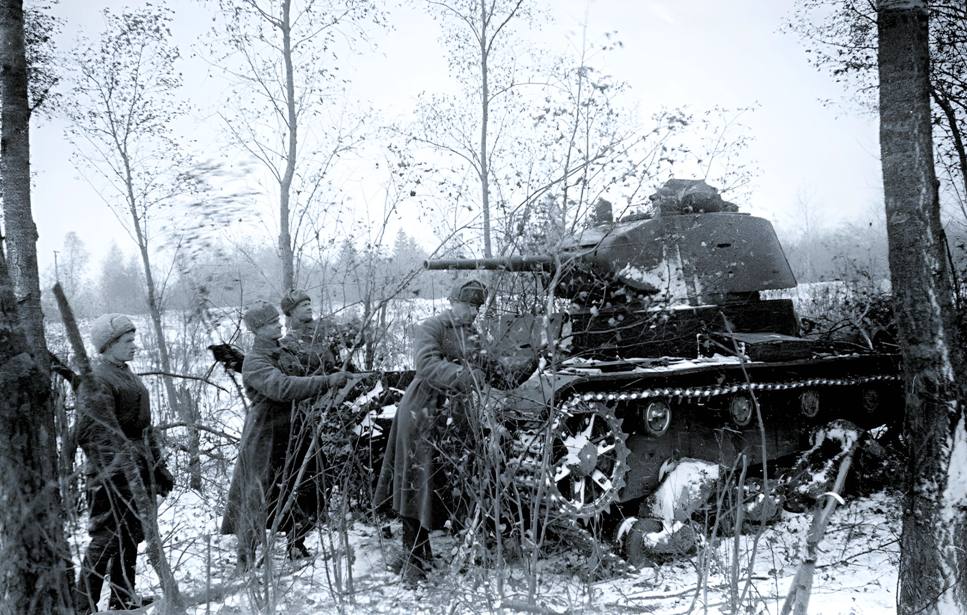 Бойцы РККА возле укрытого в засаде Т-26 под Москвой, ноябрь, 1941 г.
