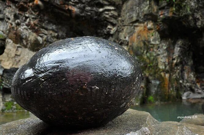 Китайская скала, которая несёт "яйца"