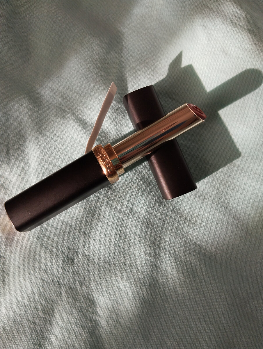 Матовая помада для губ L'Oréal Paris Color Riche Intense Volume Matte. Оттенок 601 Worthit.