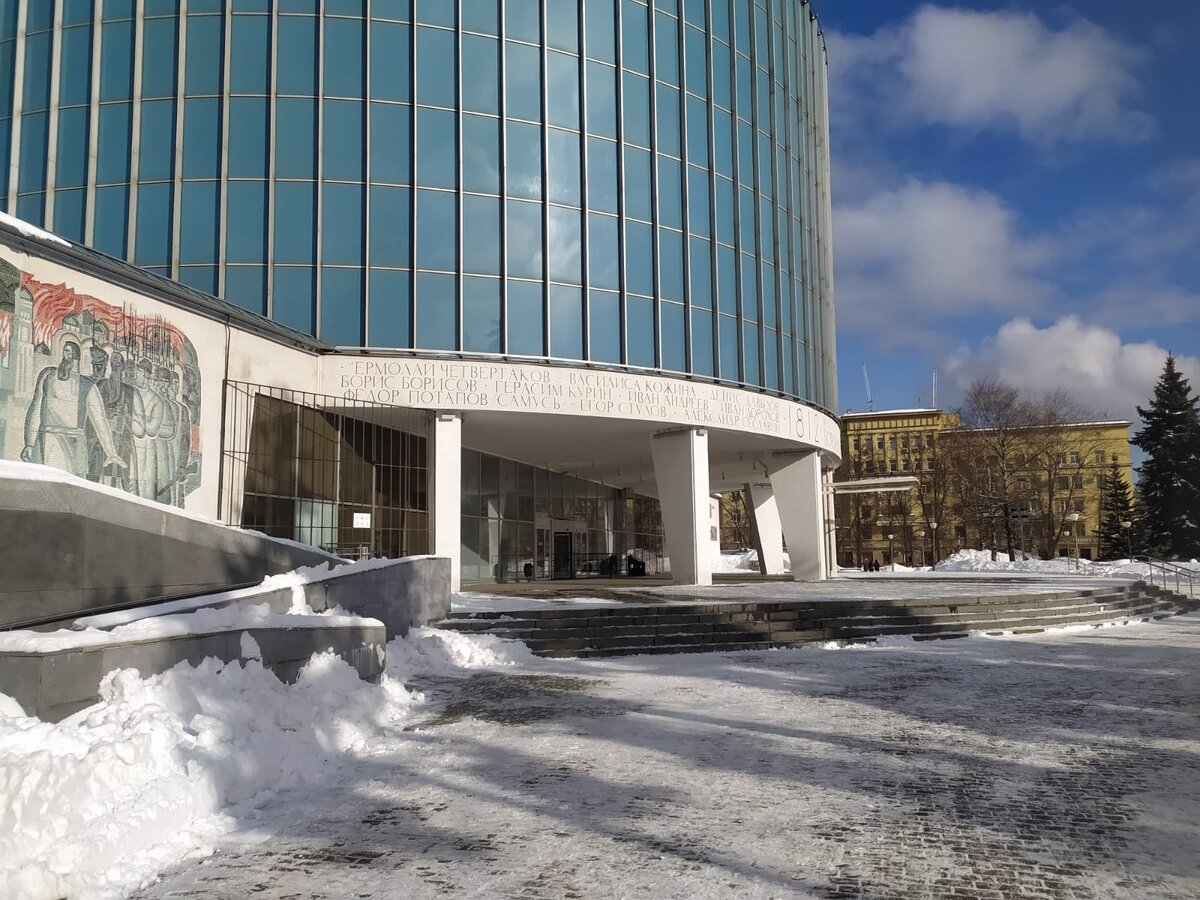 Архитекторы Александр Корабельников, Сергей Кучанов и инженер Юрий Аврутин спроектировали здание музея для Бородинской панорамы оригинальной формы, где основой композиции является 23-метровый цилиндрический объём, облицованный стеклом /фото автора /листайте далее