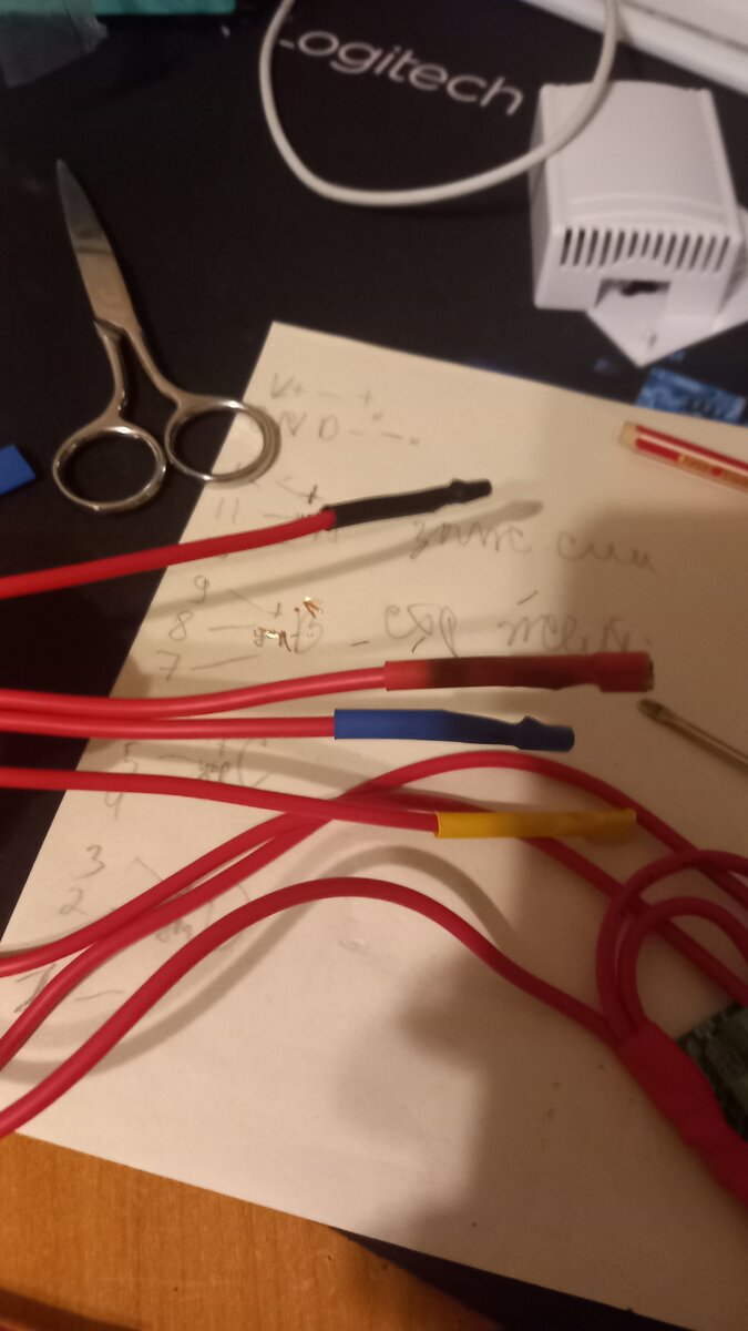 Вот такими клеммами,вполне обычными подключаем к сети автомобиля параллельно замка зажигания.