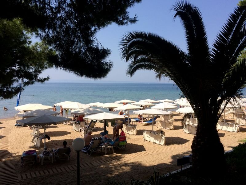 Пляж при отеле Porfi beach - так себе, на троечку, купаться желания не возникало