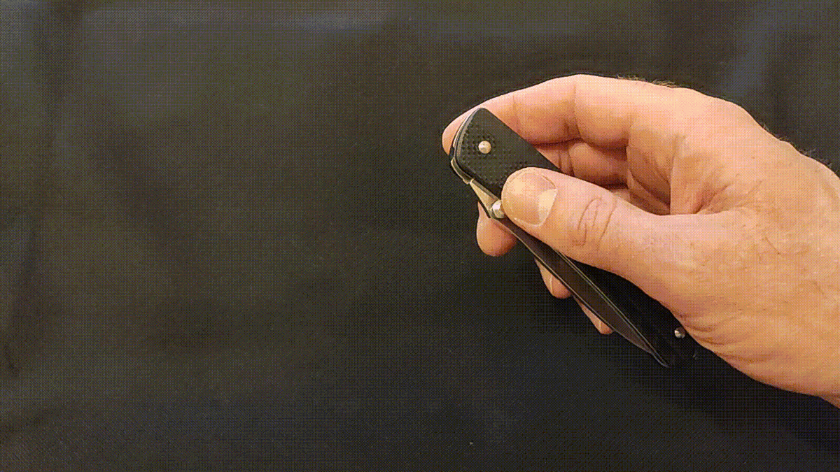 Однорукое открытие ножа Ruike LD11-B. Клинок фиксируется в промежуточном состоянии при закрытии.