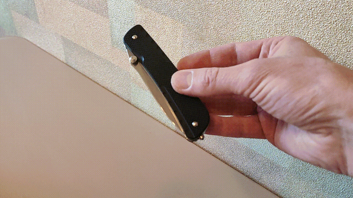 У Ruike пружина Slip Joint возвращает приоткрытый клинок в закрытое состояние